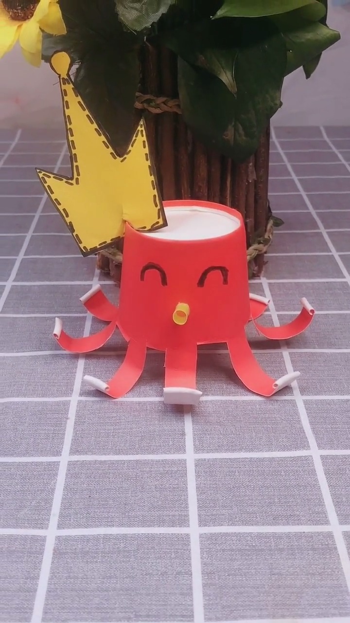 手工制作用过的一次性杯子不要扔做个小装饰品不好看吗