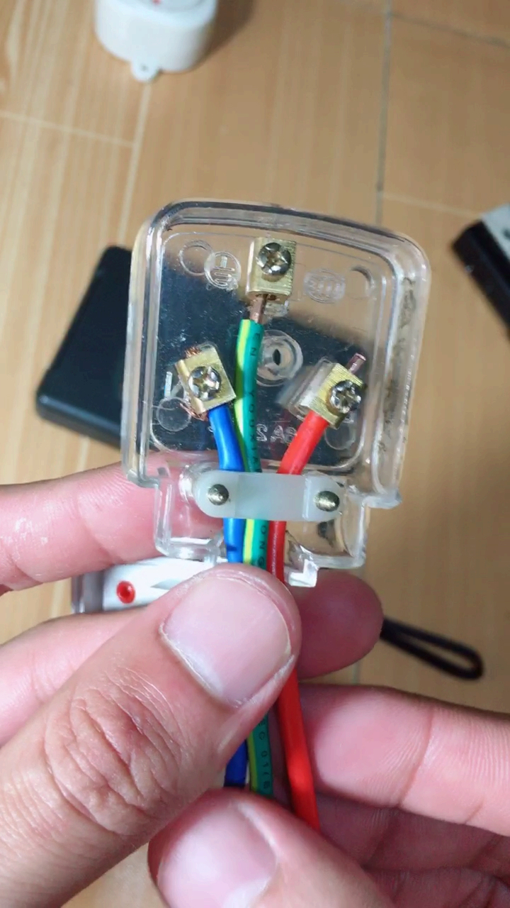 插头标准接法:左零右火中地线