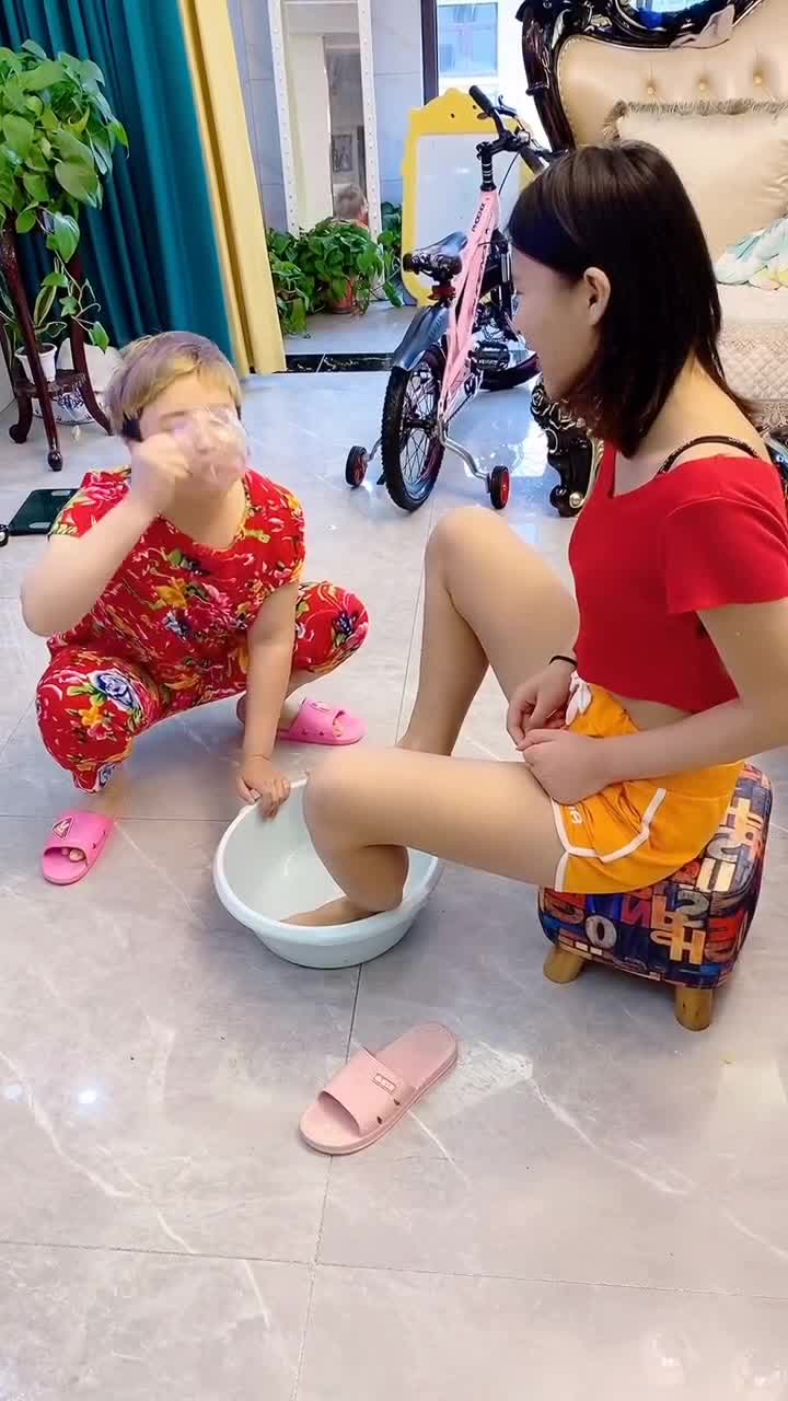 为了3万块,闺蜜竟然喝我的洗脚水!