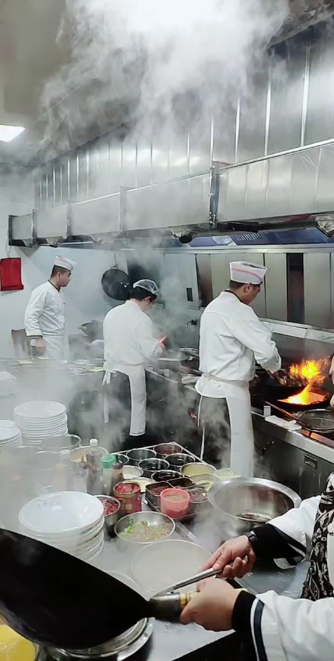 记录我们的后厨生活#最真实的饭店后厨男人们,请留下最真诚的赞.谢谢