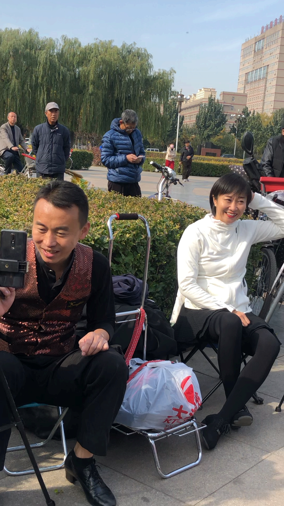 街拍#滨芳兄妹组合