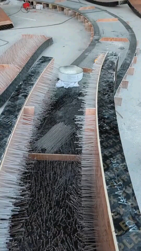 看看透光混凝土坐凳制作容易吗一天6个人就插了2米千疮万孔