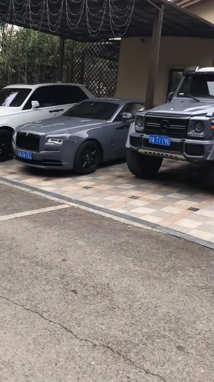 钟公子的家也太豪气了一排停的全是超跑豪车怕是要值几个亿吧