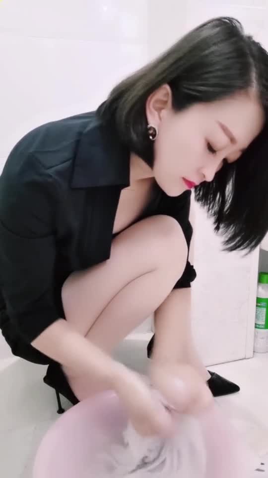 上得厅堂下得厨房,手洗衣服的美女不多见了