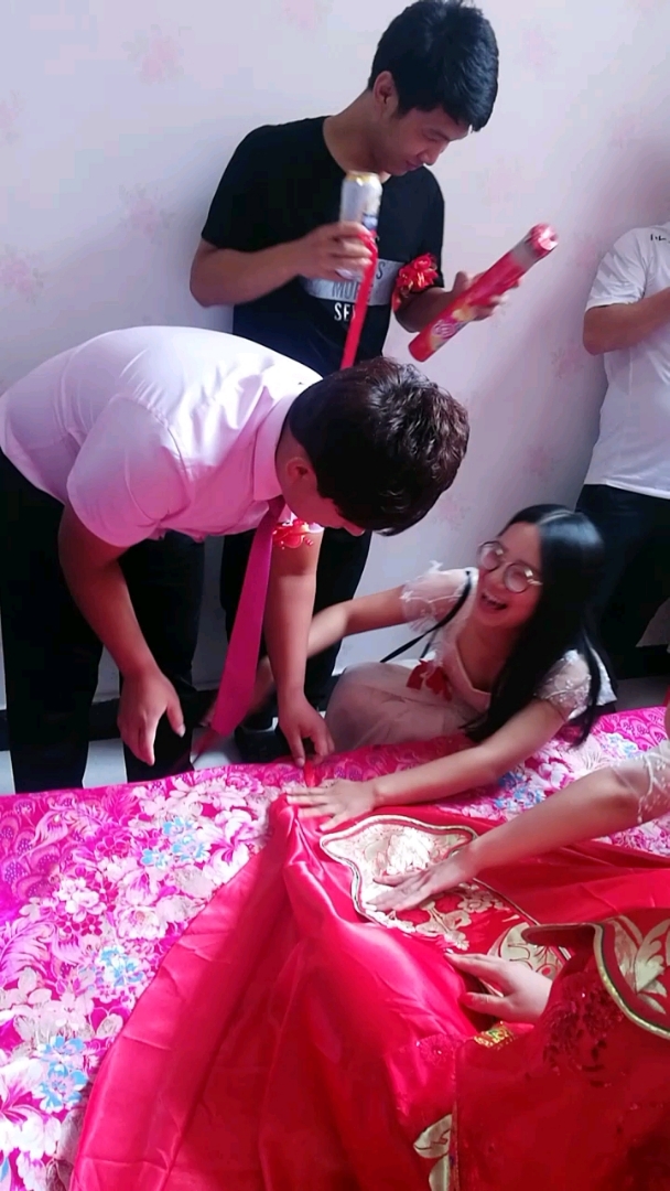新娘的裙子里到底能拽出什么东西,拽出啥新郎吃啥