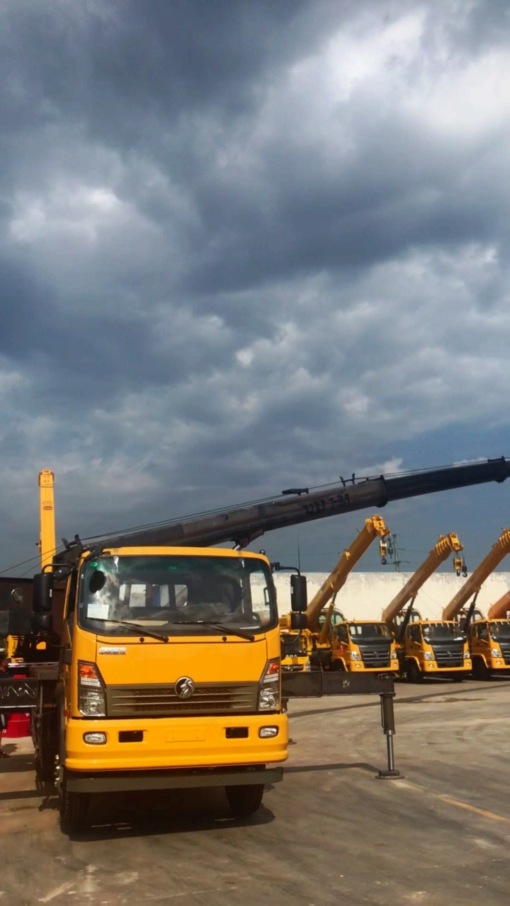 重汽王牌汽车吊全出臂吊1.2吨实测!32米大臂,双节支腿,双12歪把绞车!