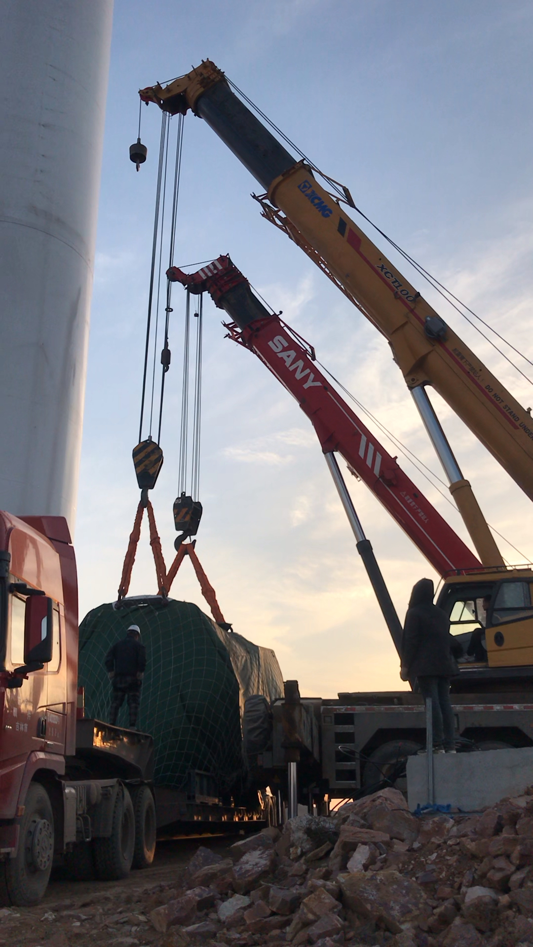 朋友们来打假!俩吊车吊了93吨的东西  这是多大的吊车啊?