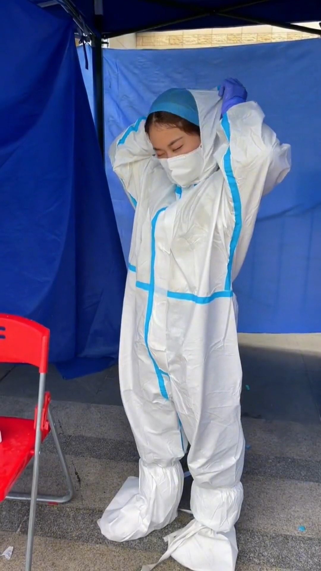 我要上热门脱下防护服的大白从头到脚都湿了看到都心疼