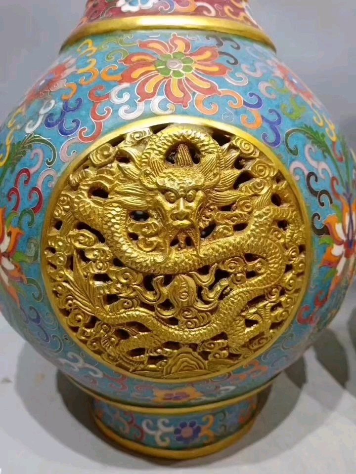 大清乾隆年制铜胎景泰蓝镂空花瓶一对,器型端正,做工漂亮,尺寸重量见
