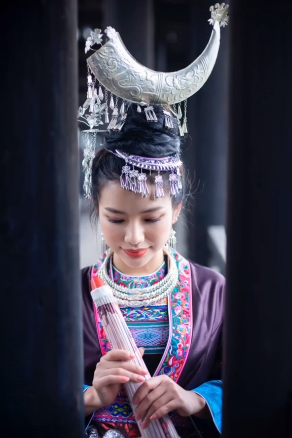 少数民族#侗族姑娘最后醉在美丽的风雨桥头,因此成为了神话【醉在