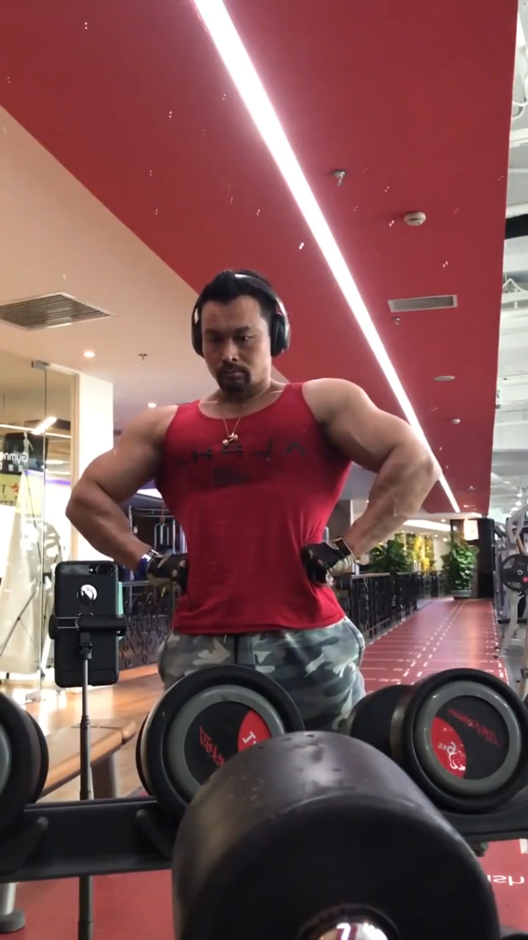 明星娱乐#肌肉男:健身大叔肌肉秀来一波!这身材真是安全感十足啊!