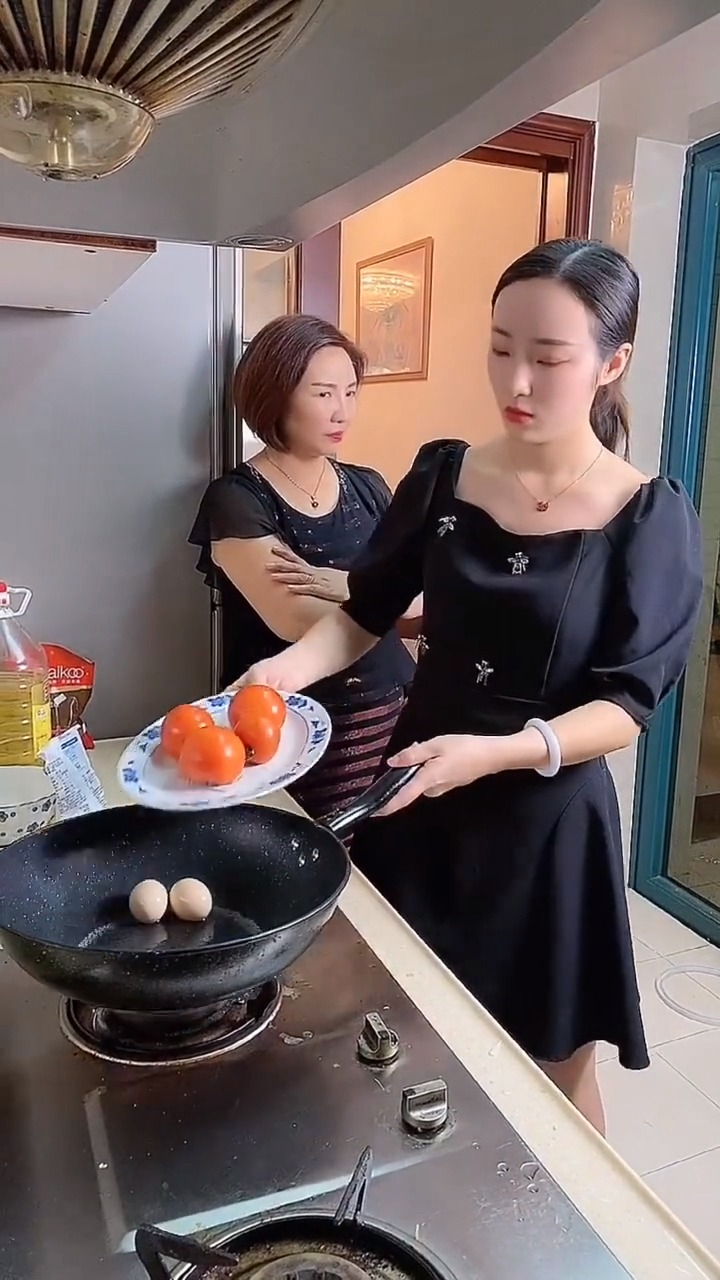 儿媳妇心情好说今天给我们娘俩做顿好吃的,结果来了这波神操作,差点没