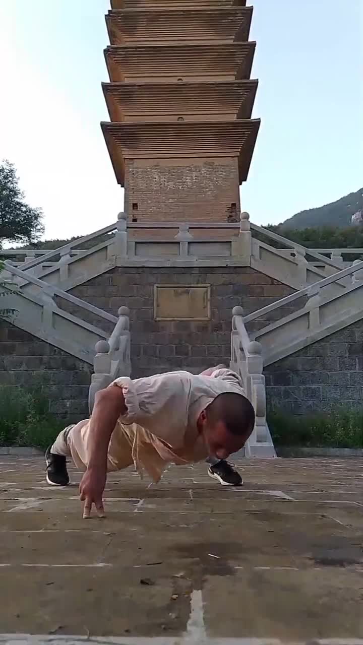少林寺弟子展示二指禅做俯卧撑,这力量太强了,全网能做到的都不多!