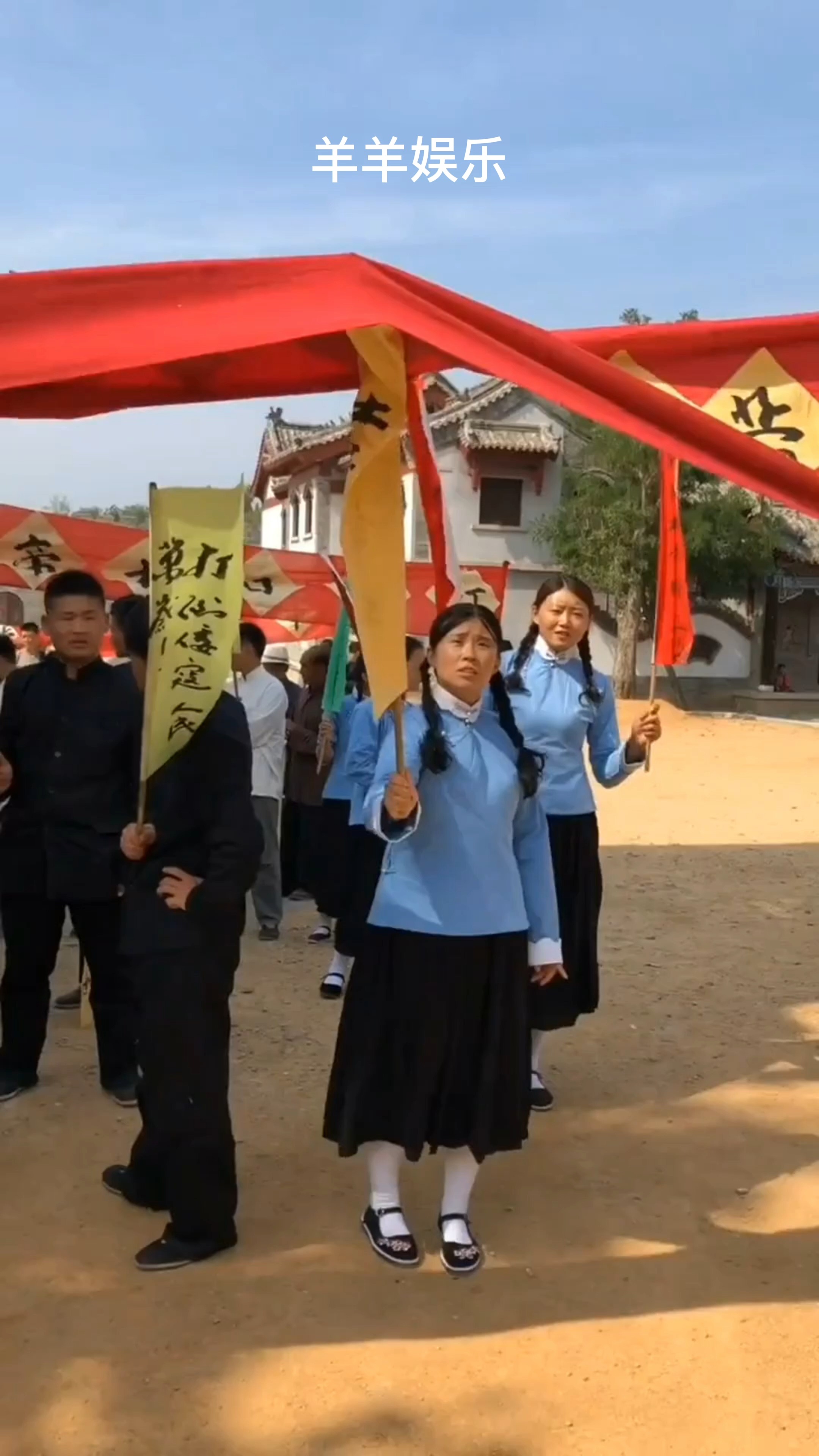 拍民国戏他们都是群众演员饰演学生准备拍戏了