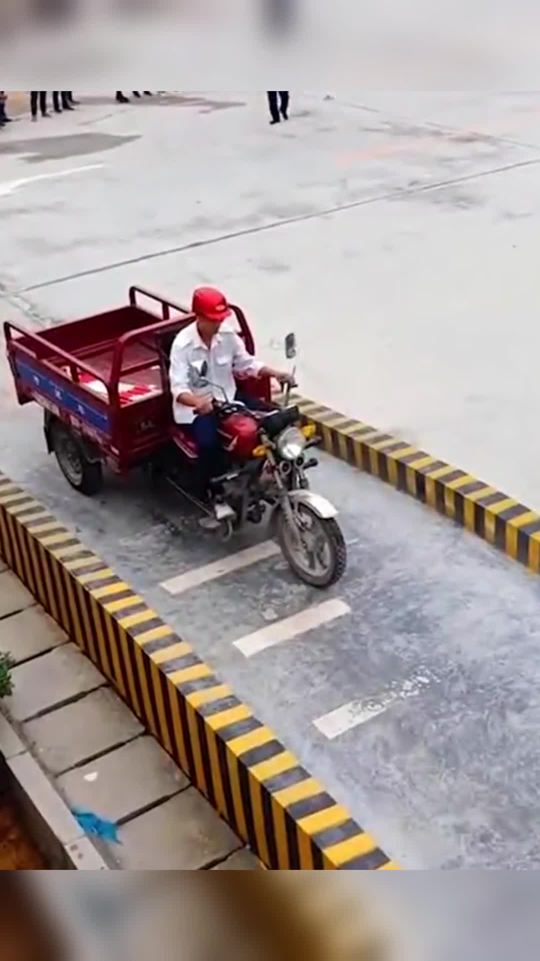 三轮车驾驶证考试,老师傅直接一步到位,实在是太优秀了