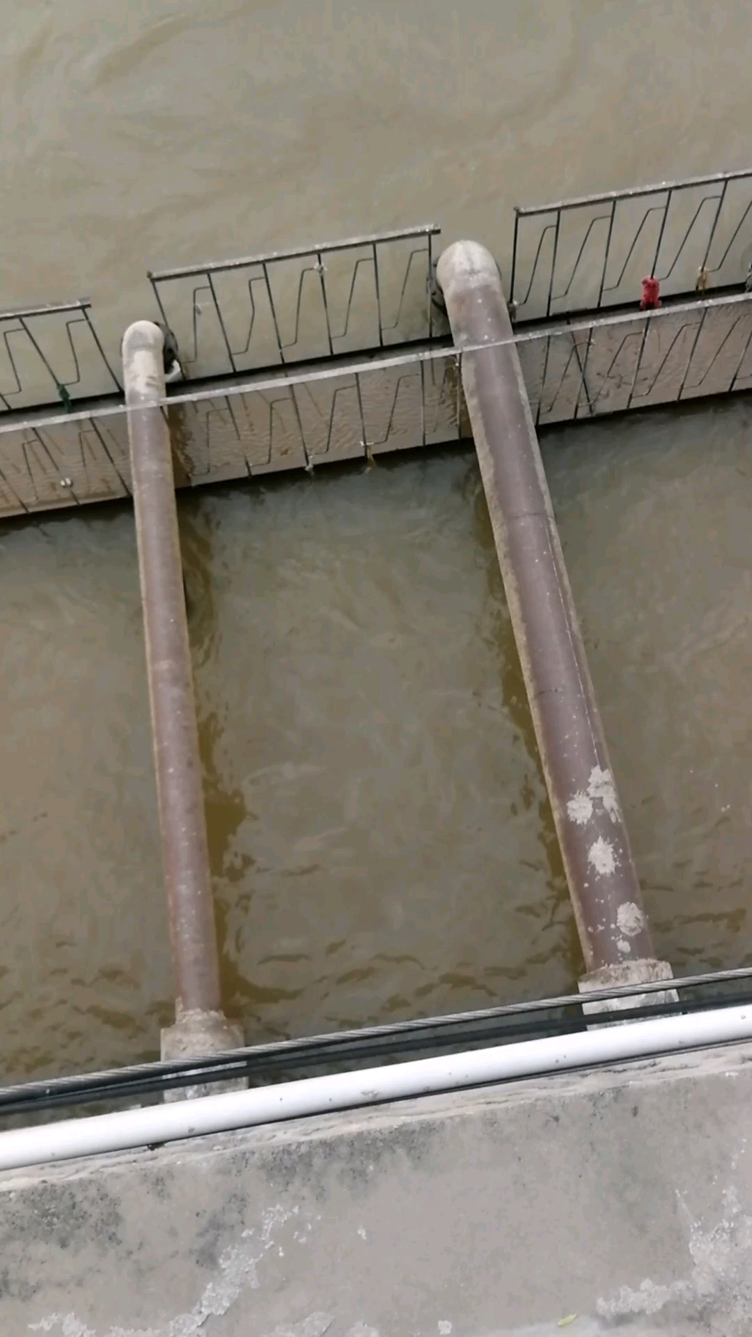 兰州南滨河西路的抽水的水管铁架子.