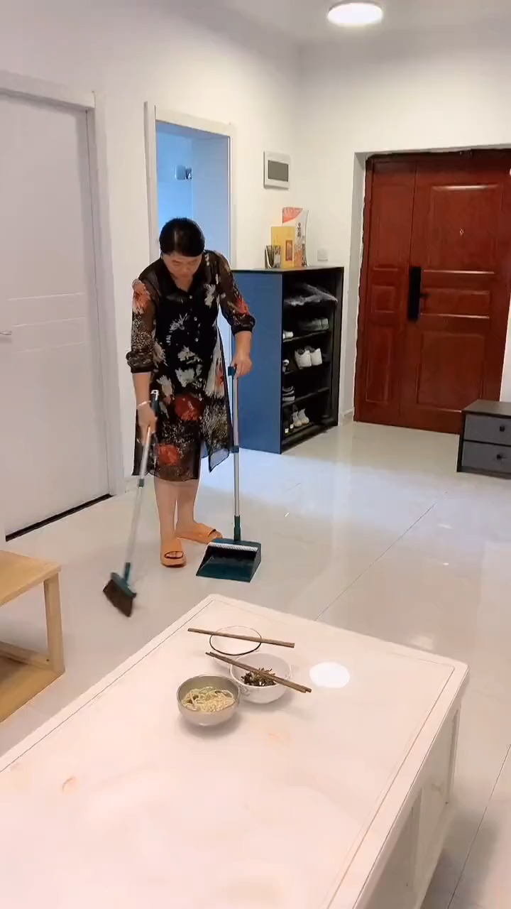 婆婆每次干活都是很高兴的,怎么这次脑子就进水了呢?