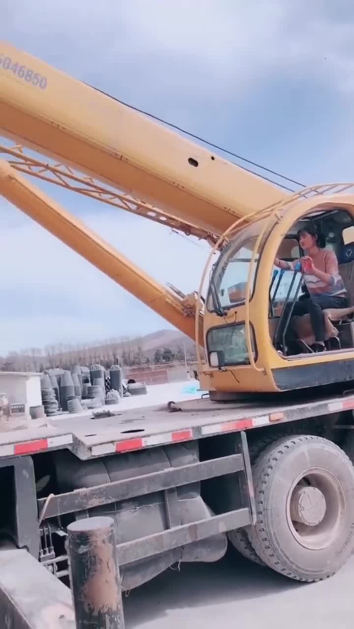 这是我见过最牛的吊车,美女这波操作简直太牛了,一看就是老司机