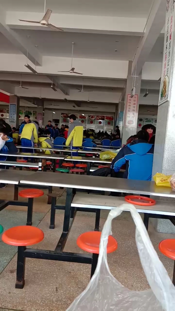 高中食堂