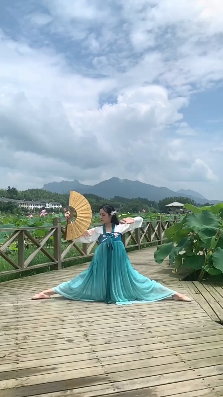 谁能猜到,喜欢穿汉服的小姐姐是跳芭蕾的,这一字马是不是没毛病