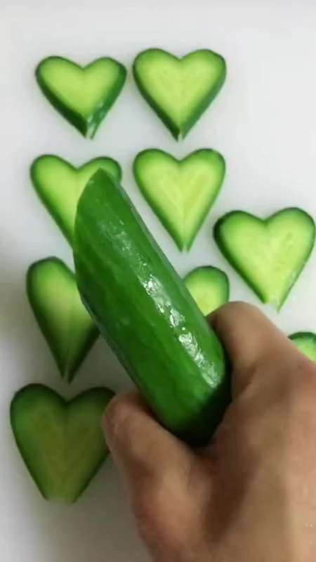 我要上热门#简单三刀,可爱心形黄瓜