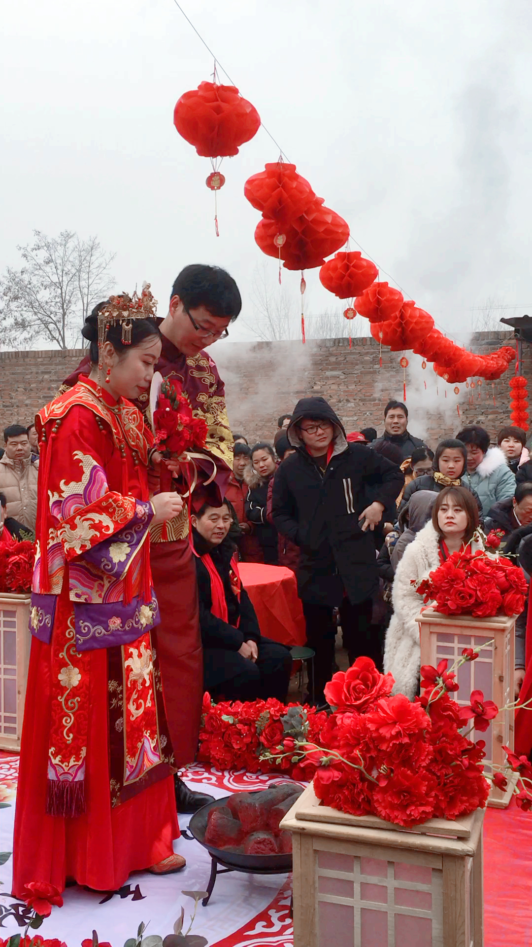 新娘子迈火盆咯!