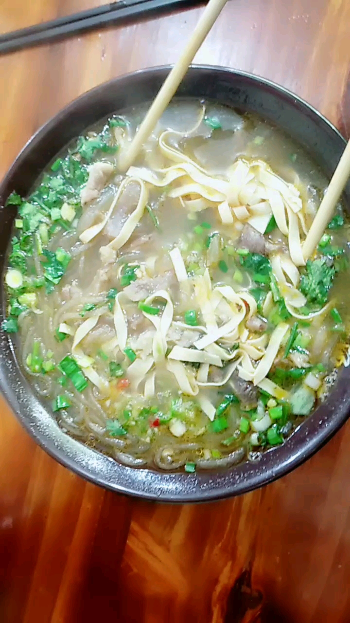 街拍美女#拆骨肉粉丝汤,好恶心