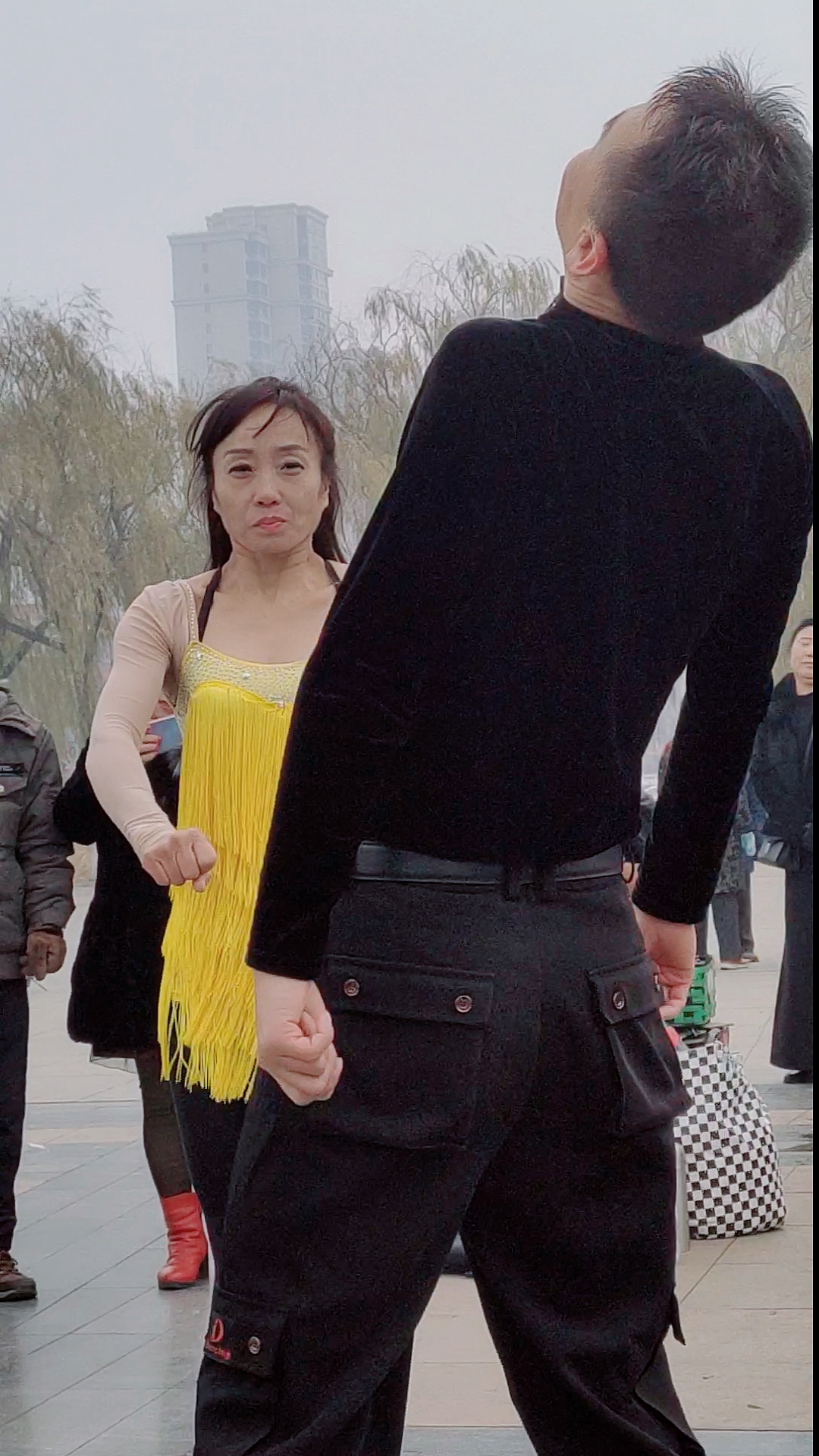 假期余额不足#沫飞儿老师冻成那样,小斌老师小懒腰伸着上场