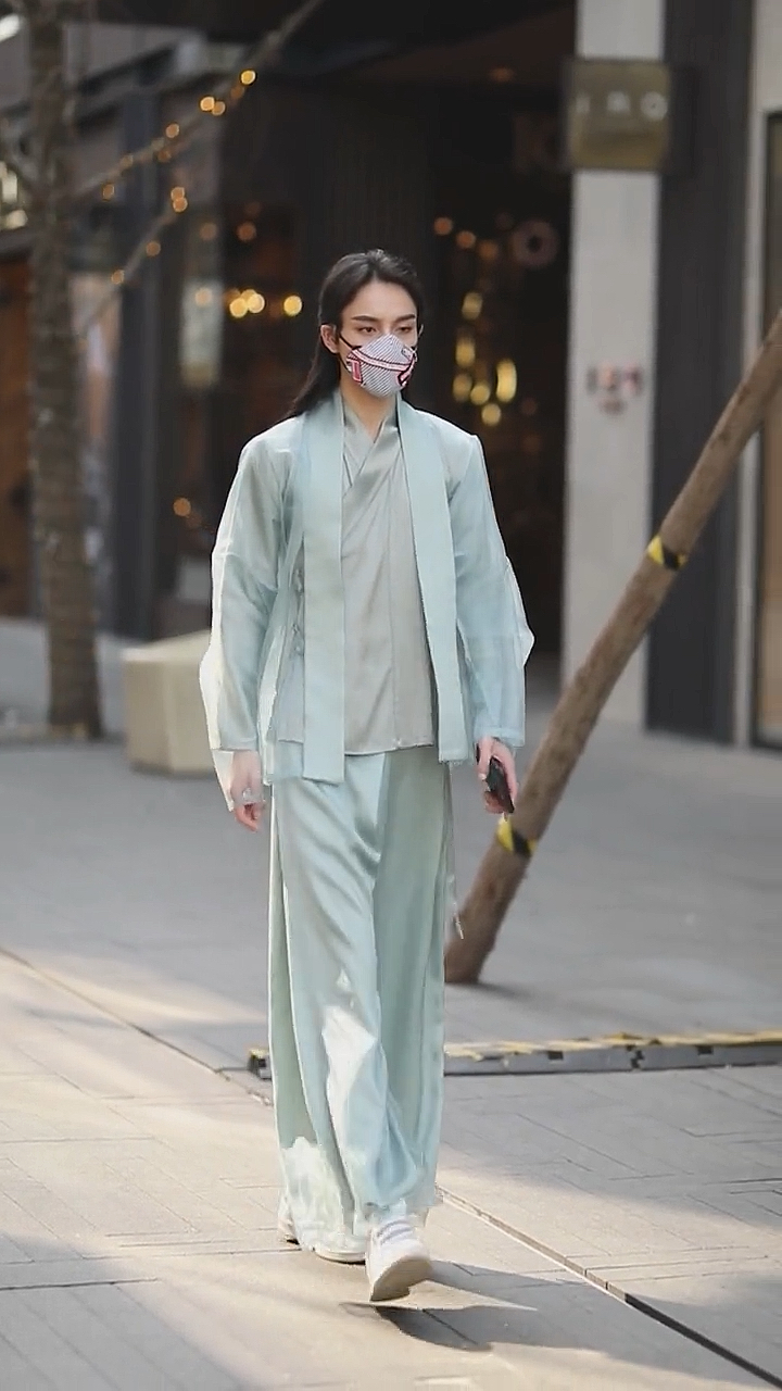 一袭青衣,一见倾心,有多少人喜欢这样的古风美男子?