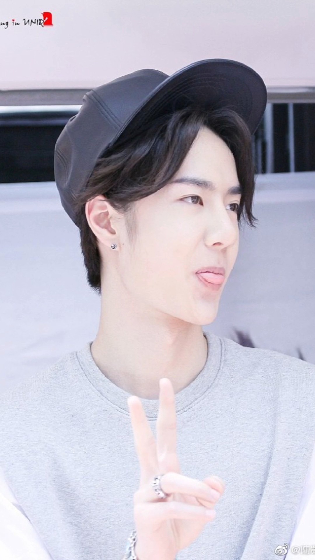 王一博三星堆录《天天》,花衬衣皮肤白吐舌好萌,顶大太阳惹人疼