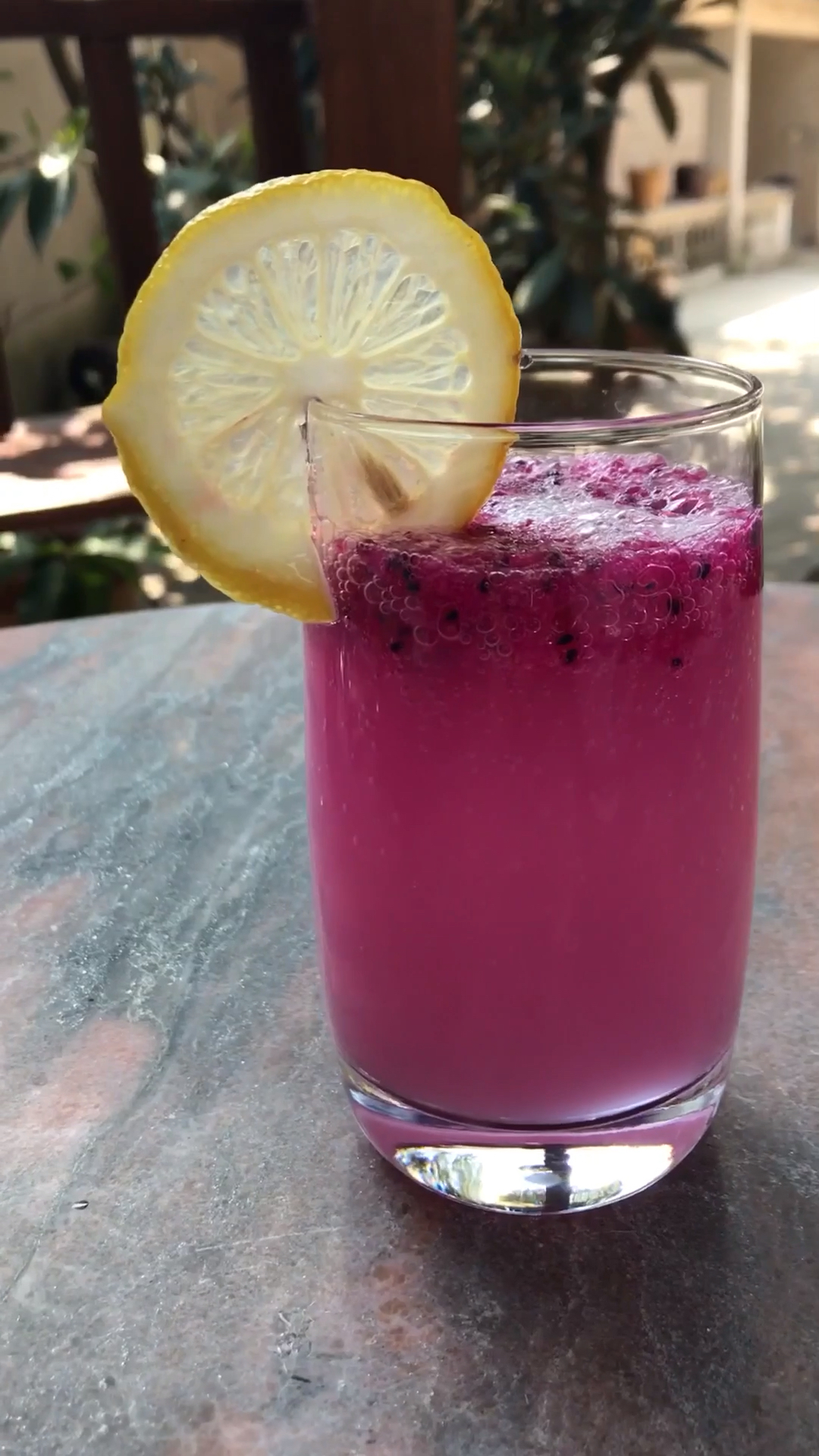 火龙果养乐多气泡水饮料