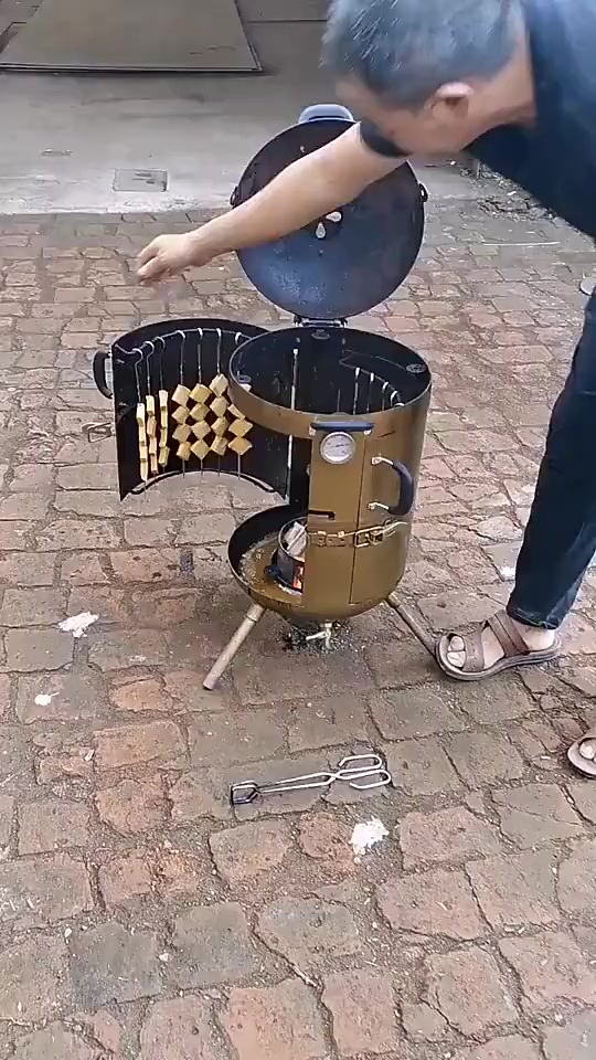 搞笑段子#大叔自制了烤炉,感觉设计得很简单,就是不知道好不好用!