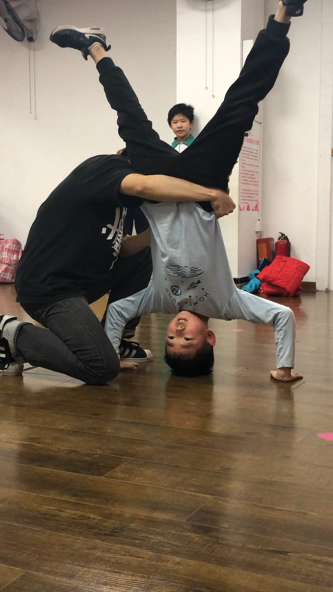 小孩街舞倒立原来是这样的