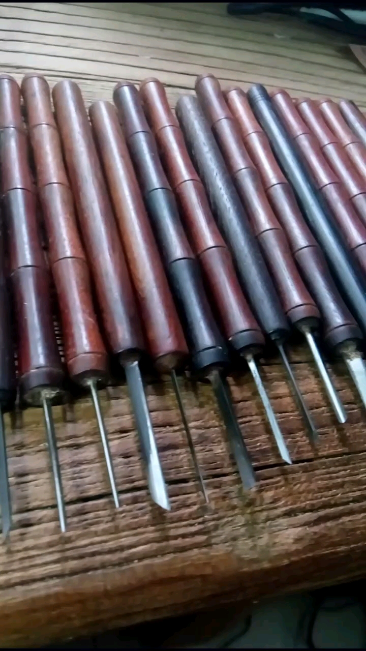 陪伴雕刻师时间最长的是雕刻刀,十年一瞬,虽然孤寂,但是回味甘甜.