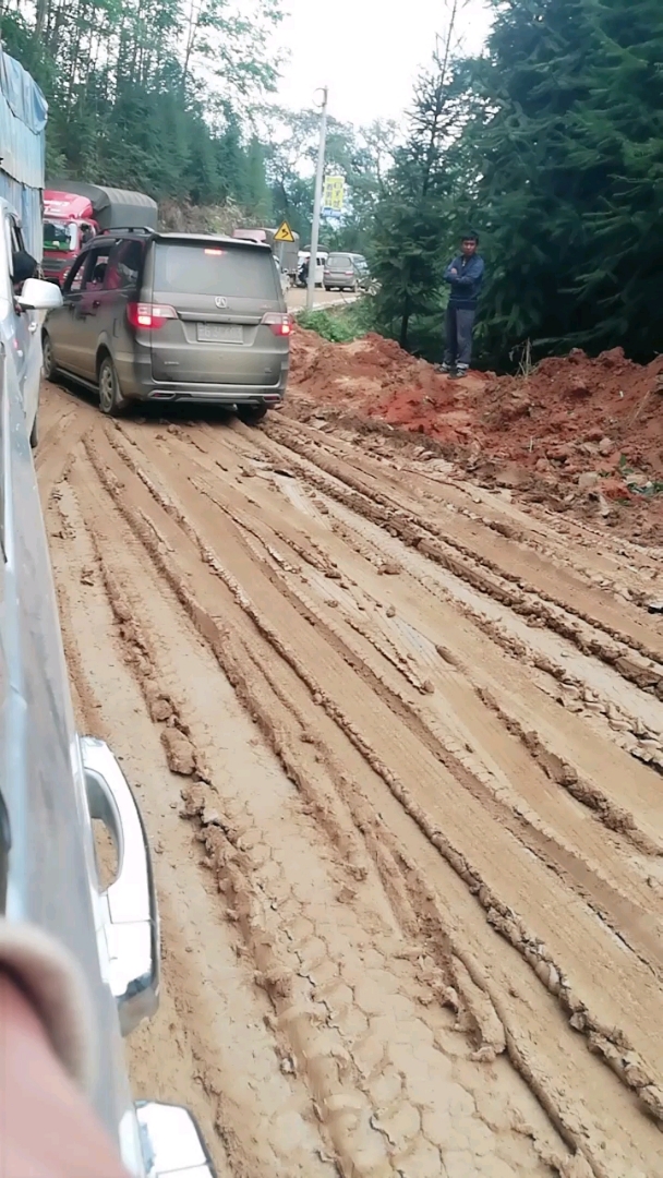 农村路太滑,各位司机请注意