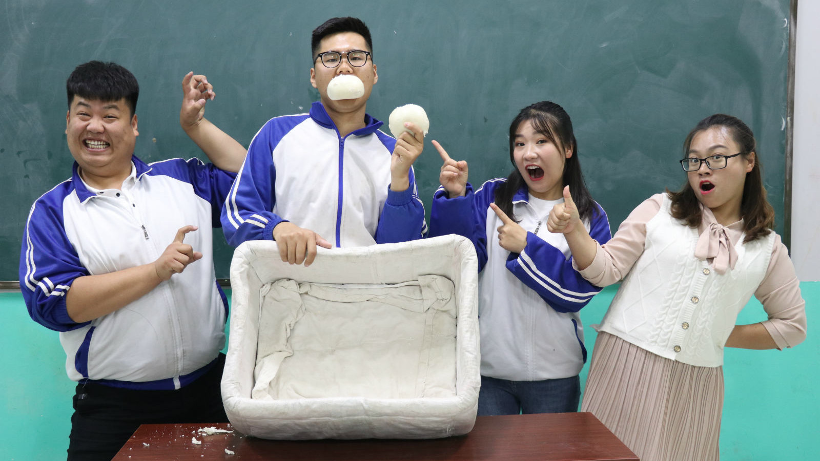 学霸王小九校园剧:教导主任4:挑战吃馒头,没想教导主任竟一口气吃了一
