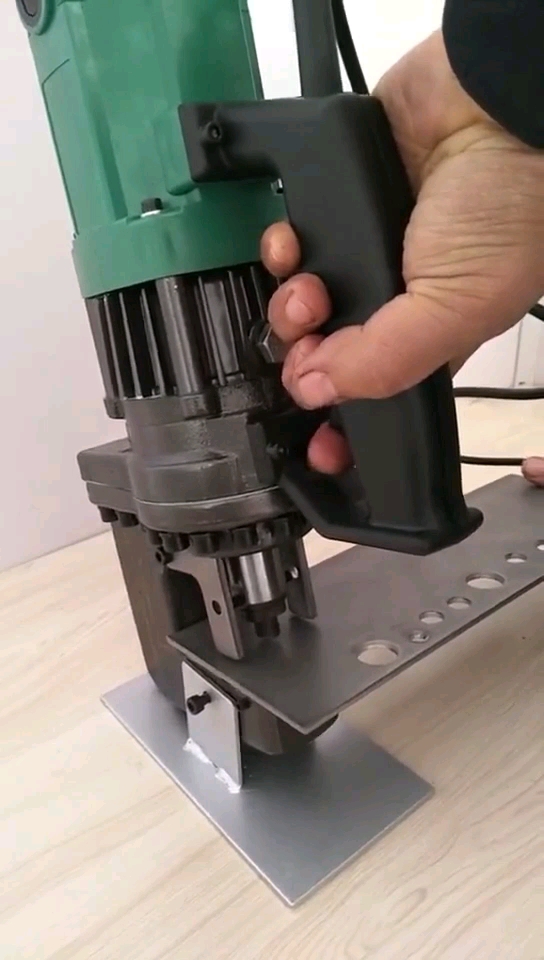 手持式铁板冲孔机!