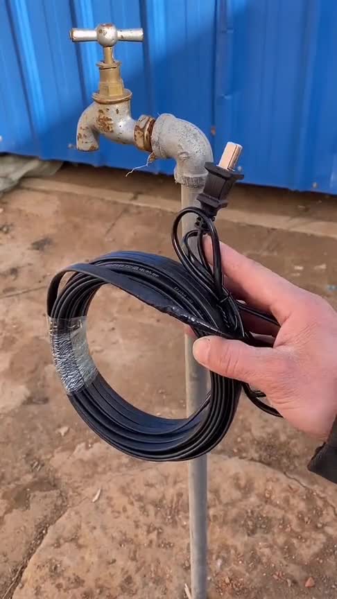 这个世界上啥也不多就人才多冬天水管容易冻住,帅哥发明加热带秒解决!