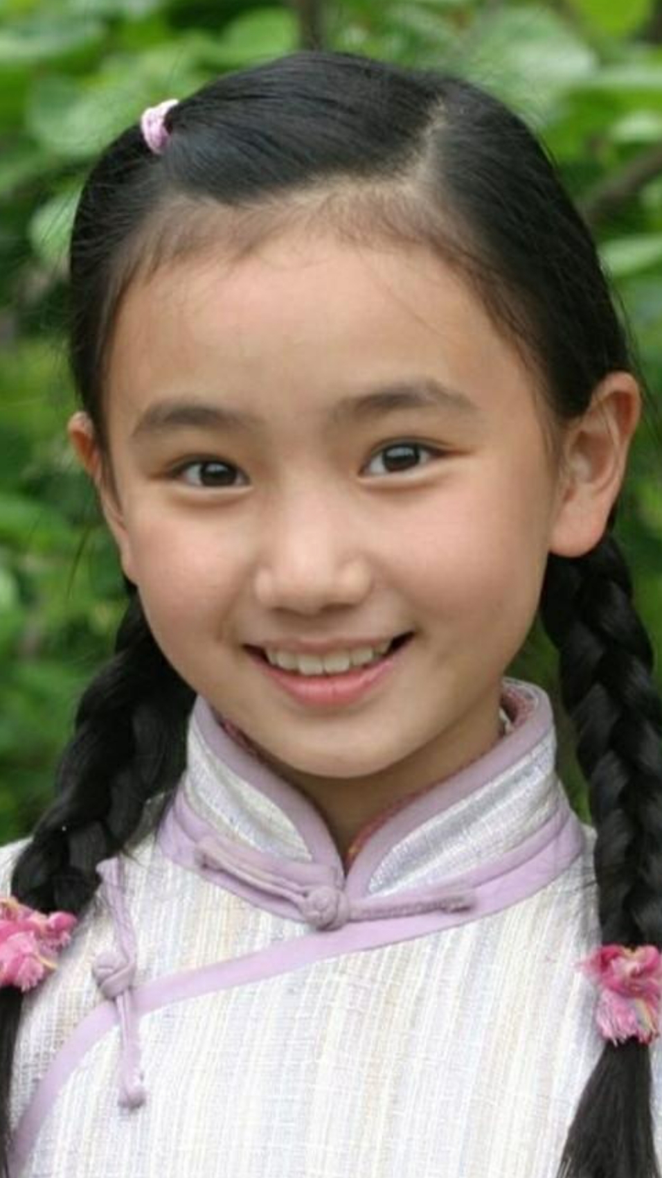 她曾是炙手可热的童星,和关晓彤一样没有长残,如今是清华高材生:叶子