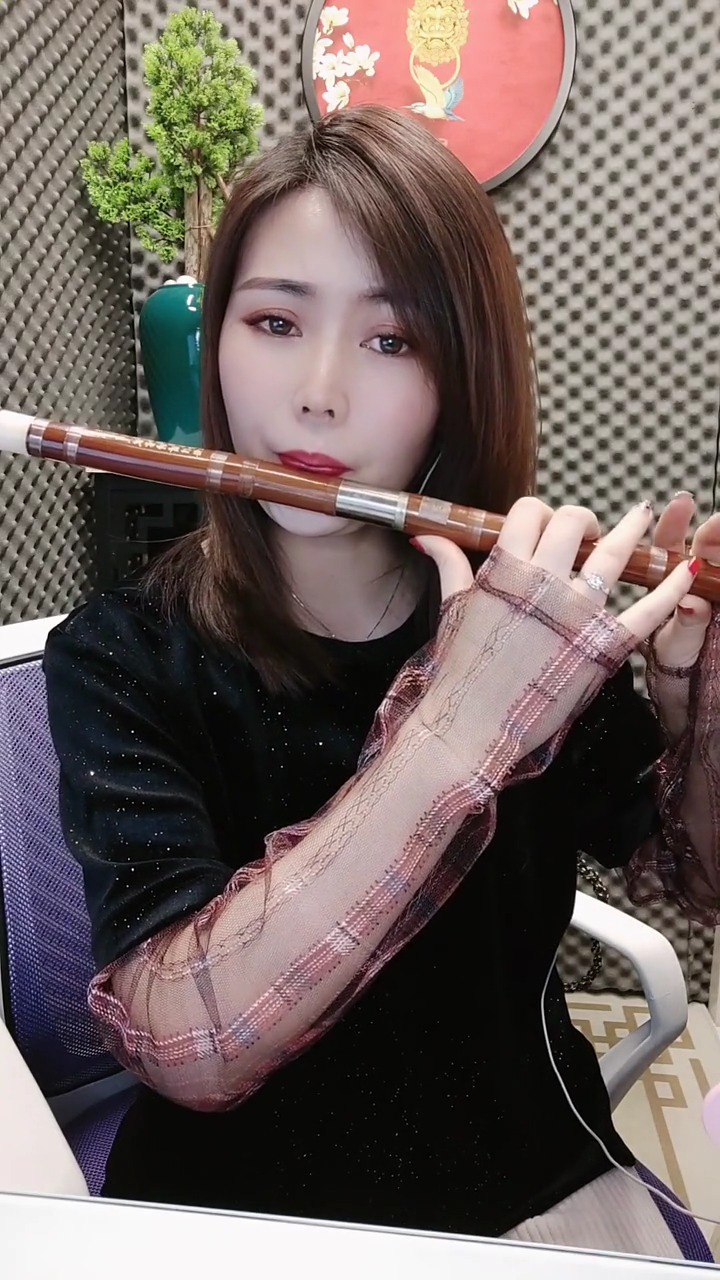 竹笛#气质美女竹笛吹奏《人间第一情》,笛声清脆悠扬,让人听了心情