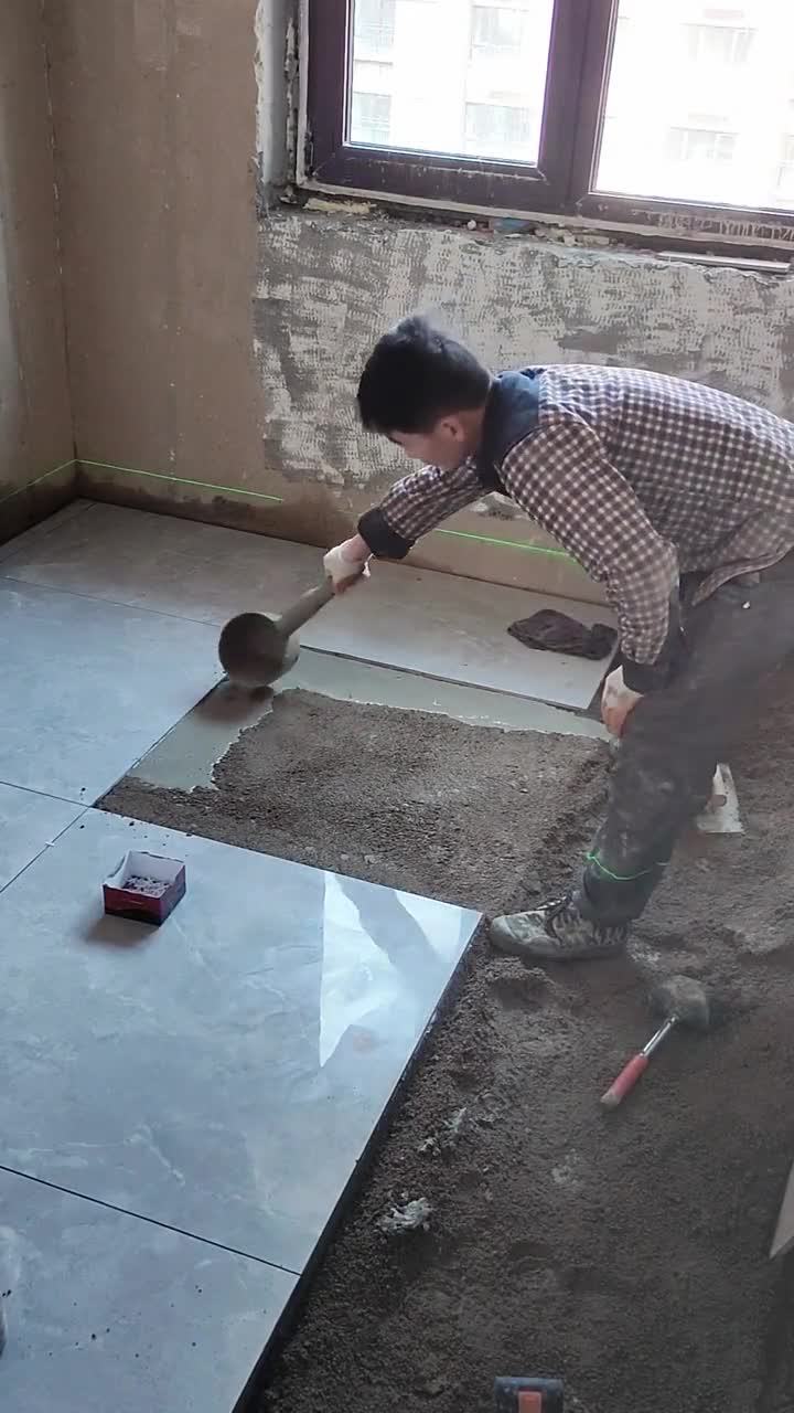 花高价请的贴砖师傅,你们看这技术咋样,砖会不会容易空鼓