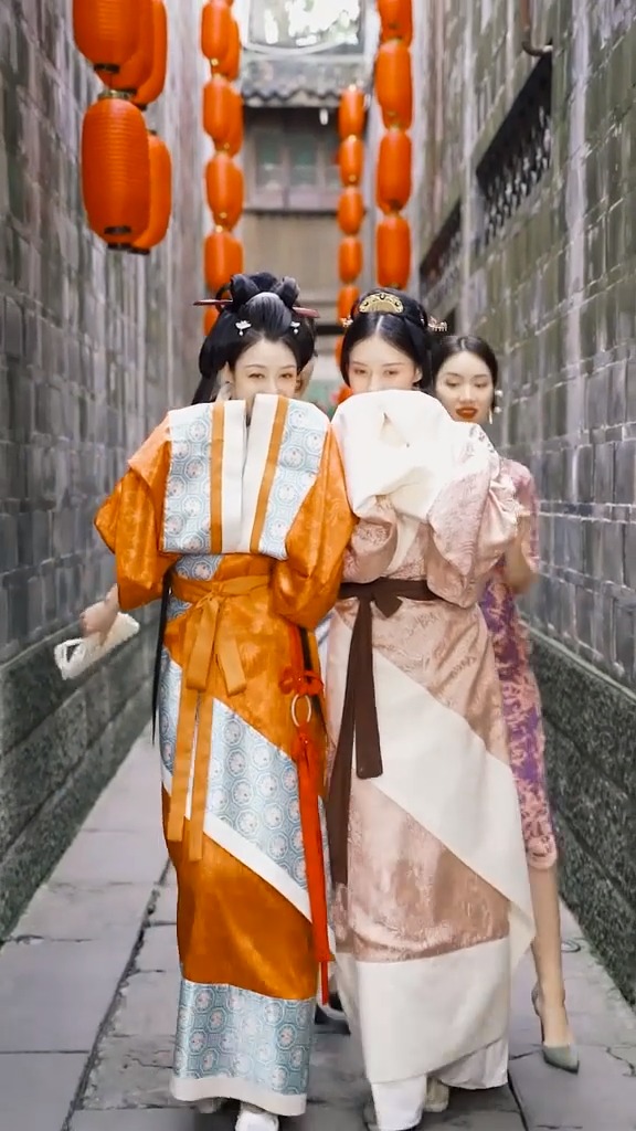 当旗袍遇到曲裾的先秦淑女步伐,你更喜欢哪个呢?