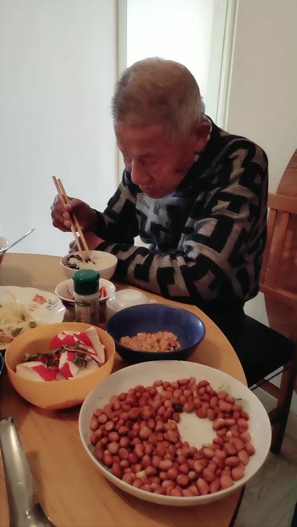 83岁的爷爷,这是早上吃饭的时候拍的!婆婆负责做饭!