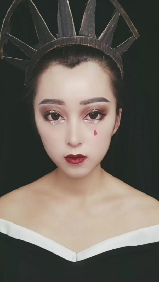 lily  collins仿妆血泪妆,仿妆不仿人哈