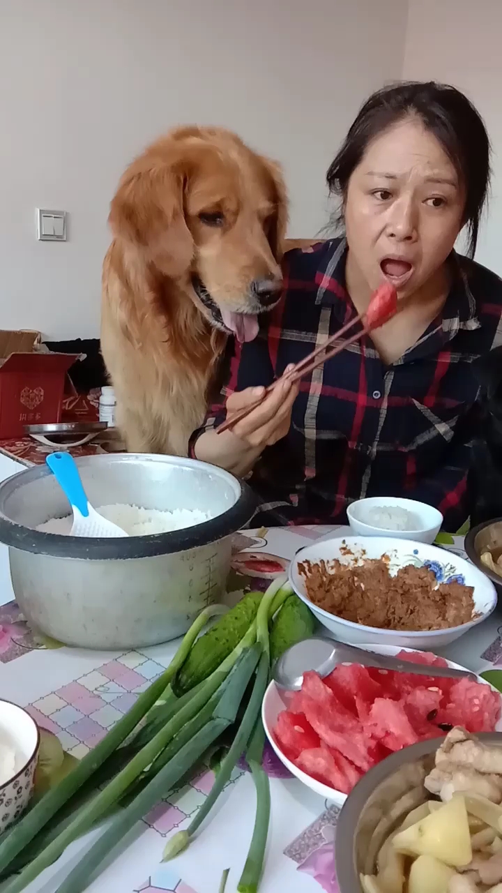 你好意思自己吃西瓜啊?给我吃快点