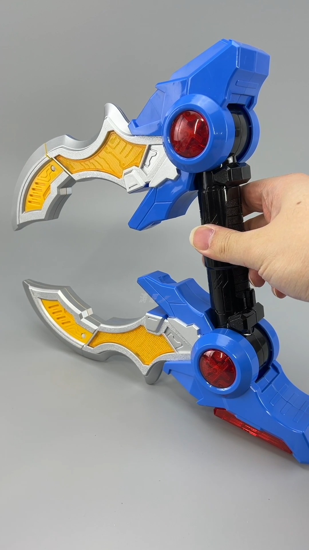 今天我们来玩玩飞影铠甲的超级绝影旋风锁