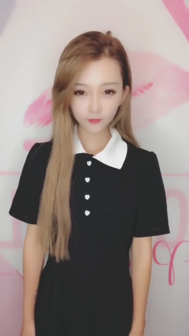 我们隔壁学校的校花火了,最后笑的那一瞬间,我感觉我恋爱了!