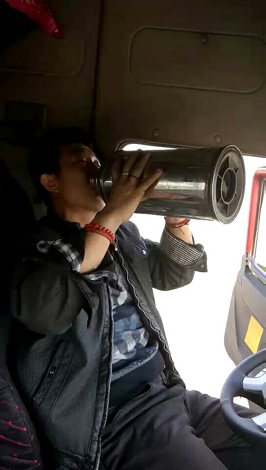 喝水的重卡司机