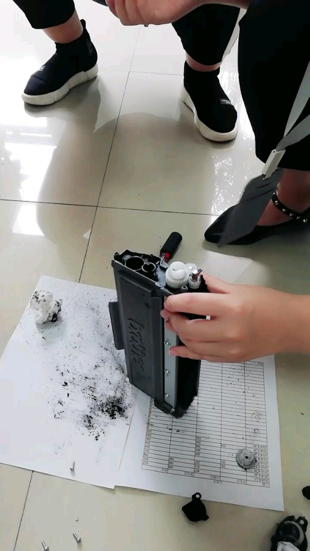 办公室的女汉子动手换墨粉
