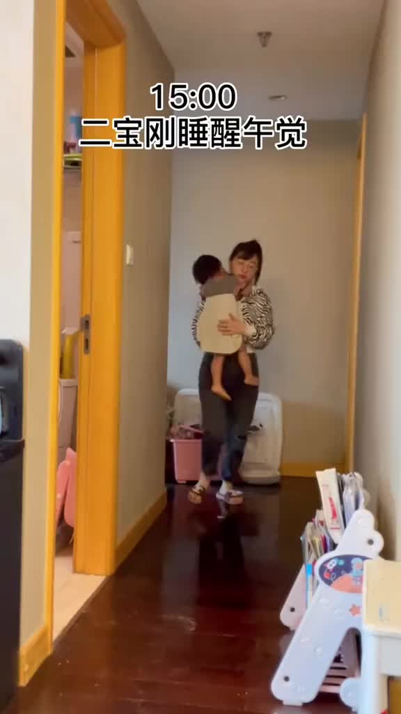 老公下班之前一拖二的全职妈妈的生活是这样的赚工作带娃两不误的生活